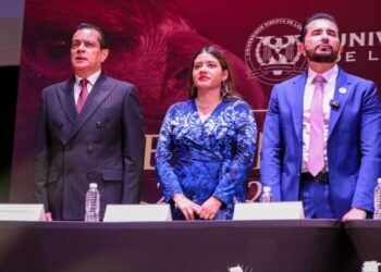 Felicita gobierno de Solidaridad a graduados de la Universidad Vizcaya, campus Playa del Carmen