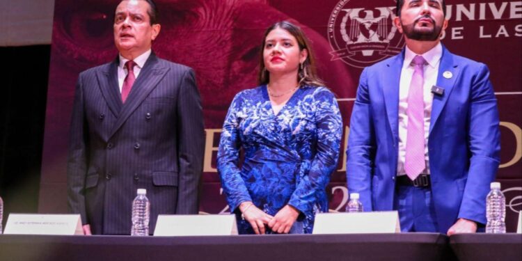 Felicita gobierno de Solidaridad a graduados de la Universidad Vizcaya, campus Playa del Carmen