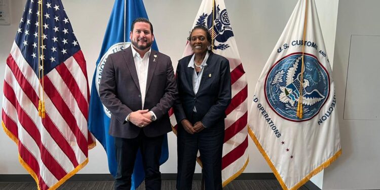 REVISAN ASUNTOS BINACIONALES ALCALDE ISMAEL BURGUEÑO Y DIRECTORA DE ADUANAS Y PROTECCIÓN FRONTERIZA MARIZA MARÍN