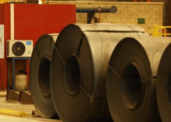 Apagones obligan a ArcelorMittal a detener producción clave en Michoacán