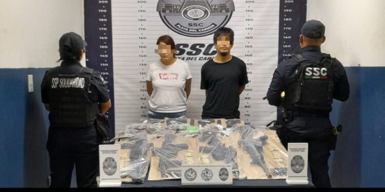Detienen a pareja armada en Playa del Carmen; viajaban con droga, arsenal y un menor