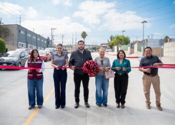Cumple Ismael Burgueño a ciudadanía de Lomas del Matamoros con pavimentación de calle C.F.E